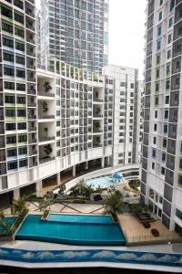 vistas a un gran edificio con piscina en I-city Sweet, en Shah Alam