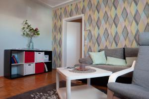 科斯費爾德的住宿－FeWo Casa Mallorca，客厅配有沙发和桌子