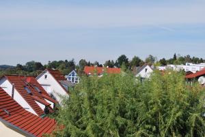Blick auf eine Stadt mit Häusern und Bäumen in der Unterkunft Hotel am Berg Esslingen in Esslingen