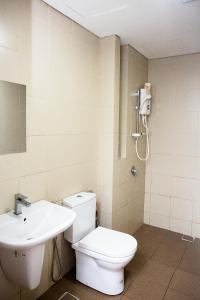 un baño con inodoro y lavabo en I-city Sweet, en Shah Alam