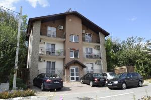 a building with cars parked in front of it at Vila Ana in Băile Govora