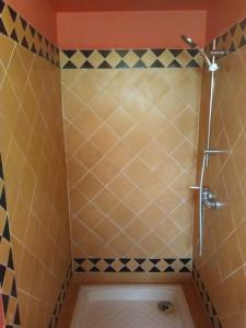 馬拉喀什的住宿－Riad Marrakech Ourika，带淋浴和卫生间的浴室