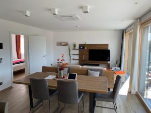 ein Wohnzimmer mit einem Tisch und einem Sofa in der Unterkunft Traunseeloft in Gmunden