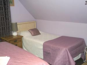 Un pat sau paturi într-o cameră la Stepping Stone Bed and Breakfast