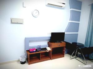 Camera con scrivania, TV e sveglia. di Al Mabila Hotel a Seeb