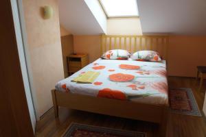 Un pequeño dormitorio con una cama con flores. en Auksinė Avis, en Vilna