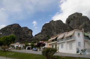 un edificio di fronte a una montagna di Lena's garden house a Kalabaka