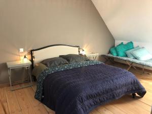 - une chambre avec un lit et une couverture bleue dans l'établissement B&B - Entre terre et mer, à Frettecuisse