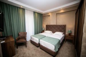 Postel nebo postele na pokoji v ubytování Boutique Hotel Mimino + 37 fotografií