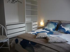 サン・ジョリオにあるLe Rive Gaucheのベッドルーム1室(青と白のシーツ、枕付)