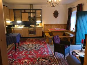ein Wohnzimmer mit einem Tisch und einer Küche in der Unterkunft Schloss Gstatt in Öblarn
