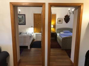 Zimmer mit einem Schlafzimmer mit einem Bett und einem Spiegel in der Unterkunft Schloss Gstatt in Öblarn