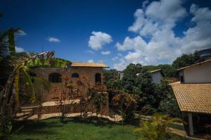 a house in the middle of a yard at Casa Atalaia in Pipa