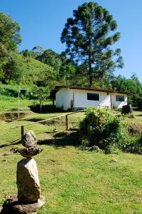 uma pilha de pedras em frente a uma casa em Meson Hotel em Visconde de Mauá