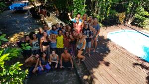 a group of people posing for a picture next to a pool at Lagarto Na Banana Hostel in Pipa