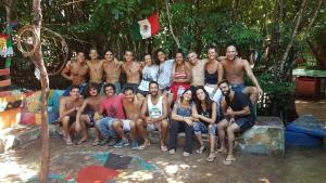 a group of people are posing for a picture at Lagarto Na Banana Hostel in Pipa