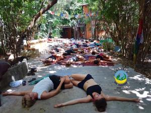 a large group of people laying on the ground at Lagarto Na Banana Hostel in Pipa