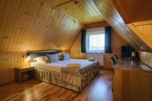 ein Schlafzimmer mit einem Bett in einer Holzhütte in der Unterkunft Dom Wypoczynkowy Stokrotka in Białka Tatrzańska