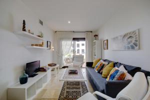 A seating area at Apartamento 409 marina Real Puerto de la Duquesa playa