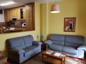 ニエンブロにあるCasa Guela Niembroのリビングルーム(青いソファ2台、テーブル付)