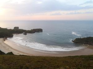 una vista aérea de una playa con el océano en Casa Guela Niembro, en Niembro