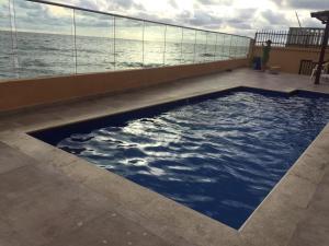 a swimming pool on the balcony of a cruise ship at Apartamento Amoblado en Cartagena de Indias in Cartagena de Indias