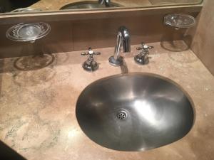 Un lavabo en un baño con un lavabo plateado. en Rancho Porteño, en Buenos Aires 17 fotos más