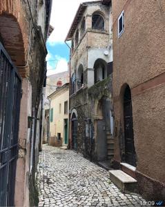 an alley in an old building with a cobblestone street at B&B I Cacioni in Civitella San Paolo