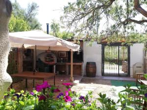 eine Terrasse mit einem Tisch und einem Sonnenschirm in der Unterkunft Casa de la abuela Bego in Los Molinos de Ocón