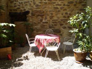 ユゼスにあるmaison du figuierのテーブル(椅子2脚付)、テーブル(ピンクのテーブルクロス付)