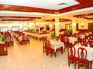 A restaurant or other place to eat at Angkor Hotel