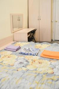 Rúm í herbergi á Vishnya Hostel