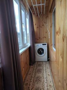 eine Waschmaschine in einem Zimmer mit Fenster in der Unterkunft Dream Town Apartment in Kiew
