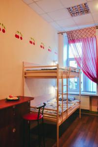 Rúm í herbergi á Vishnya Hostel