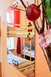Rúm í herbergi á Vishnya Hostel
