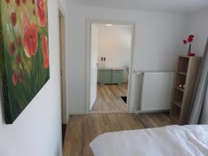 a room with a bed and a painting on the wall at B&B Het Rijkzicht in Groesbeek