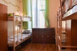 Rúm í herbergi á Vishnya Hostel