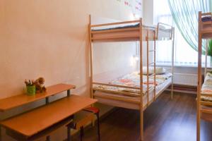 Rúm í herbergi á Vishnya Hostel