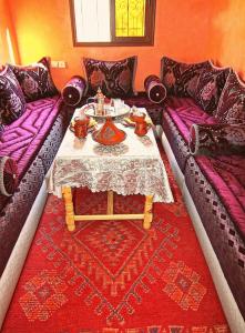 - un salon avec une table et deux canapés dans l'établissement Dar Amadine, à Imlil