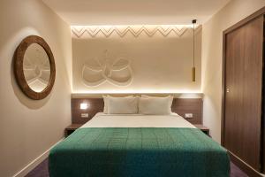 Uma cama ou camas num quarto em M Suite Hotel