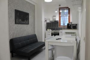 sala de estar con sofá y mesa en appartamento via ciatti, en Perugia