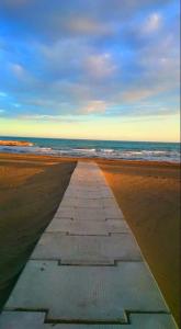 - une vue sur la plage avec une piste d'avion dans l'établissement Málaga Alcolea, à Malaga