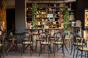 - un restaurant avec des tables et des chaises dans une salle dans l'établissement Wine Hotel San Giacomo Activity & Wellness, à Paderno del Grappa