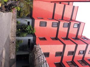 eine Luftansicht eines roten Gebäudes mit Fenstern in der Unterkunft Hotel Siesta del Sur in Mexiko-Stadt