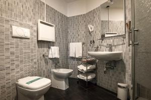 La salle de bains est pourvue de toilettes et d'un lavabo. dans l'établissement Hotel Milano Navigli, à Milan