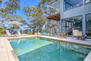 uma piscina no quintal de uma casa em The Edgewater on Greville em Sanctuary Point