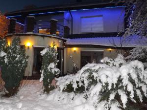 una casa coperta di neve di notte di 10 os - Gdansk-Sopot-Gdynia up to 19 persons a Gdynia