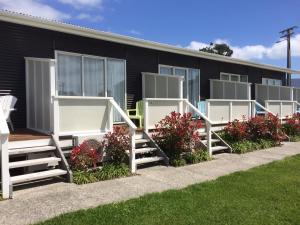 un edificio con escaleras y flores delante en Leigh Central en Leigh