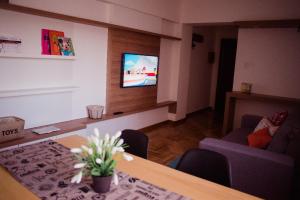 sala de estar con mesa y TV en Departamento temporal Colon 401 en Córdoba