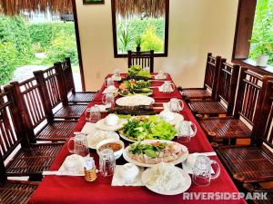 Restoran atau tempat lain untuk makan di Riverside Park Eco Resort